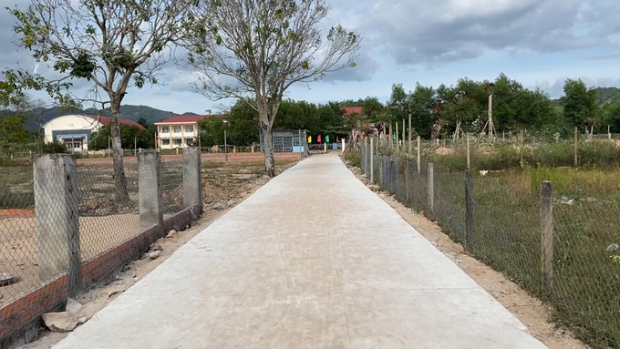 Đường giao thông tại buôn Ma Nhe, xã Đất Bằng, huyện Krông Pa được làm từ nguồn vốn chương trình mục tiêu quốc gia. Ảnh: Hồng Điệp Đánh thức vùng đất Krông Pa ảnh 3
