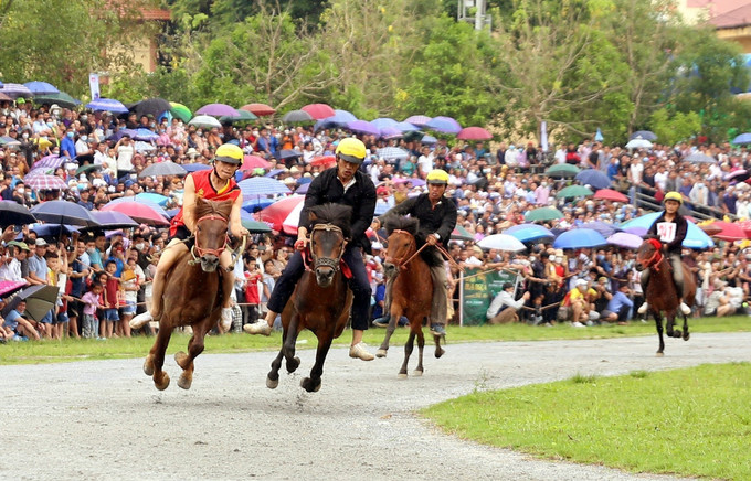 Huyện Bắc Hà tổ chức Festival với chủ đề “Vũ điệu cao nguyên trắng” nhằm giới thiệu, quảng bá tiềm năng, thế mạnh và các sản phẩm du lịch độc đáo như: Lễ hội đua ngựa, mận Tam Hoa, ẩm thực Bắc Hà. Ảnh: Quốc Khánh Bắc Hà - “Vũ điệu cao nguyên trắng” ảnh 1
