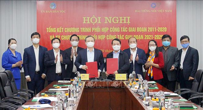 Đồng chí Đỗ Tiến Sỹ, Ủy viên Trung ương Đảng, Tổng Giám đốc Đài Tiếng nói Việt Nam và đồng chí Hầu A Lềnh, Ủy viên Trung ương Đảng, Bộ trưởng, Chủ nhiệm Ủy ban Dân tộc ký kết chương trình phối hợp công tác giai đoạn 2021-2025. Ảnh: Văn Điệp – TTXVN Tăng cường tuyên truyền chính sách dân tộc của Đảng, Nhà nước trên sóng phát thanh ảnh 4