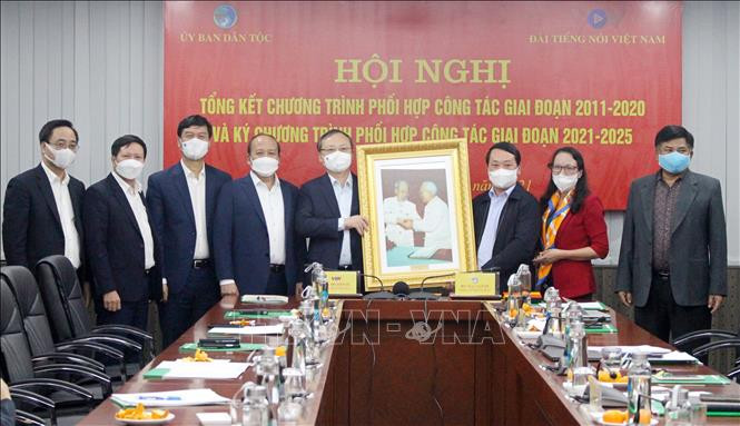 Đồng chí Hầu A Lềnh, Ủy viên Trung ương Đảng, Bộ trưởng, Chủ nhiệm Ủy ban Dân tộc trao tặng quà lưu niệm cho đồng chí Đỗ Tiến Sỹ, Ủy viên Trung ương Đảng, Tổng Giám đốc Đài Tiếng nói Việt Nam. Ảnh: Văn Điệp – TTXVN Tăng cường tuyên truyền chính sách dân tộc của Đảng, Nhà nước trên sóng phát thanh ảnh 2