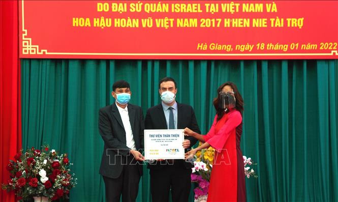 Ngài Nadav Eshcar và Hoa hậu H’Hen Niê trao biển tượng trưng Thư viện thân thiện cho trường Phổ thông Dân tộc bán trú Tiểu học xã Minh Sơn. Ảnh: Minh Tâm-TTXVN Trao tặng thư viện thân thiện cho học sinh dân tộc thiểu số Hà Giang ảnh 4