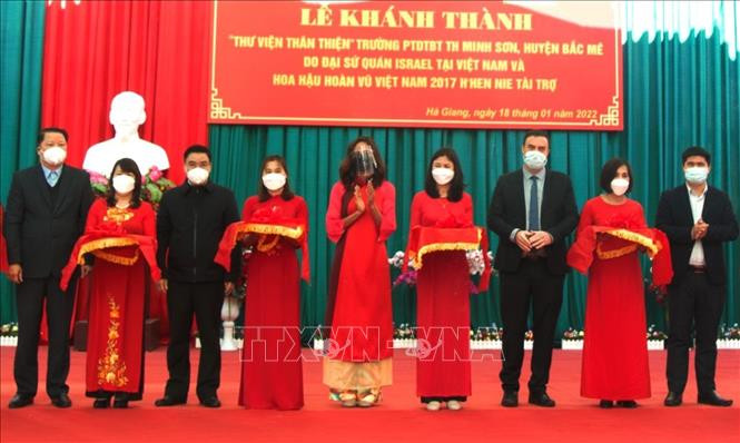 Lãnh đạo UBND tỉnh Hà Giang cùng Ngài Nadav Eshcar và Hoa hậu H’Hen Niê cắt băng khánh thành Thư viện thân thiện trường Phổ thông Dân tộc bán trú Tiểu học xã Minh Sơn. Ảnh: Minh Tâm-TTXVN Trao tặng thư viện thân thiện cho học sinh dân tộc thiểu số Hà Giang ảnh 1