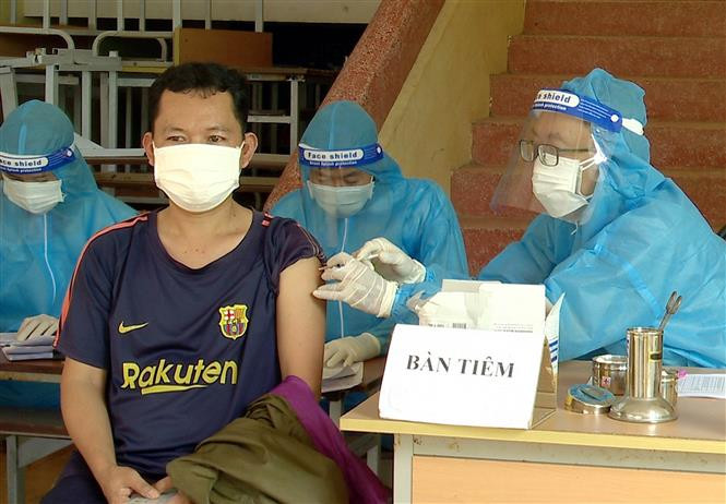 Lực lượng y tế tiêm Vaccine phòng COVID-19 ở Sóc Trăng. Ảnh: Trung Hiếu - TTXVN Dịch COVID-19: Ngày 3/3, số ca mắc COVID-19 tăng nhẹ so với ngày trước và gấp ba lần số khỏi bệnh ảnh 1