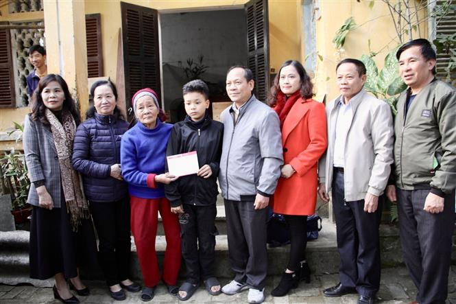 Hội Khuyến học tỉnh Yên Bái trao sổ tiết kiệm cho em Lại Nhân Kiệt có hoàn cảnh đặc biệt khó khăn, tại Phường Yên Ninh, thành phố Yên Bái. Ảnh: TTXVN phát Lan tỏa phong trào khuyến học, khuyến tài ở vùng cao Yên Bái ảnh 3