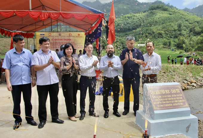 Cây cầu “Khuyến học - Dân trí” được xây dựng từ nguồn vốn xã hội hóa tại thôn Khe Kẹn, xã Cát Thịnh (Văn Chấn, Yên Bái) giúp học sinh đến trường dễ dàng vào mùa mưa lũ. Ảnh: TTXVN phát Lan tỏa phong trào khuyến học, khuyến tài ở vùng cao Yên Bái ảnh 2