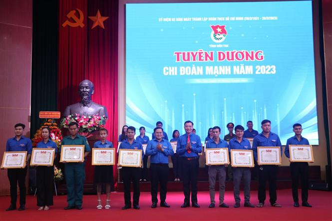 Tuyên dương 9 tập thể đạt danh hiệu Chi đoàn mạnh cấp tỉnh Bến Tre năm 2023. Ảnh: Chương Đài - TTXVN Bến Tre tuyên dương thanh niên tiên tiến làm theo lời Bác ảnh 4