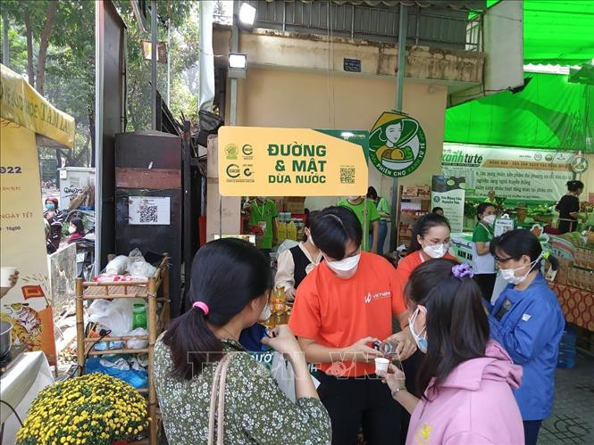 Sản phẩm Mật dừa nước ông Sáu tham gia phiên chợ xanh tử tế tại Thành phố Hồ Chí Minh. Ảnh: TTXVN phát Tháng Thanh niên 2022: Chàng kỹ sư “đi thật xa để trở về” với giấc mơ mật dừa nước ảnh 2