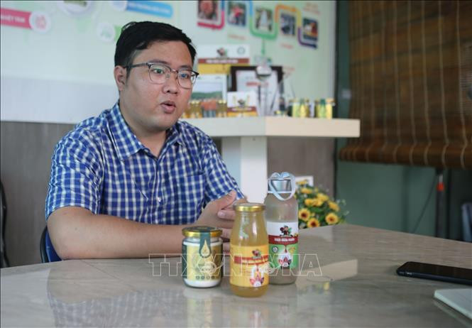 Phan Minh Tiến giới thiệu các sản phẩm từ mật dừa nước. Ảnh: Xuân Anh –TTXVN Tháng Thanh niên 2022: Chàng kỹ sư “đi thật xa để trở về” với giấc mơ mật dừa nước ảnh 1