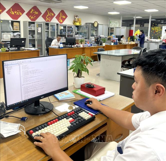 Anh Nguyễn Đăng Dũng, đoàn viên Chi đoàn Công ty Điện lực Sài Gòn với sáng kiến viết BOT tự động thực thi kiểm tra, hoán chuyển máy biến thế tự động trên trang Pmis/ Thiết bị. Ảnh: Thanh Vũ – TTXVN Những “số liệu vàng” về thanh niên Việt Nam ảnh 1