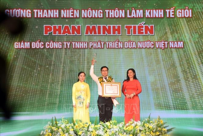 Phan Minh Tiến là một trong những gương Thanh niên nông thôn làm kinh tế giỏi được Hội Nông dân Thành phố Hồ Chí Minh tuyên dương năm 2021. Ảnh: TTXVN Tháng Thanh niên 2022: Chàng kỹ sư “đi thật xa để trở về” với giấc mơ mật dừa nước ảnh 6
