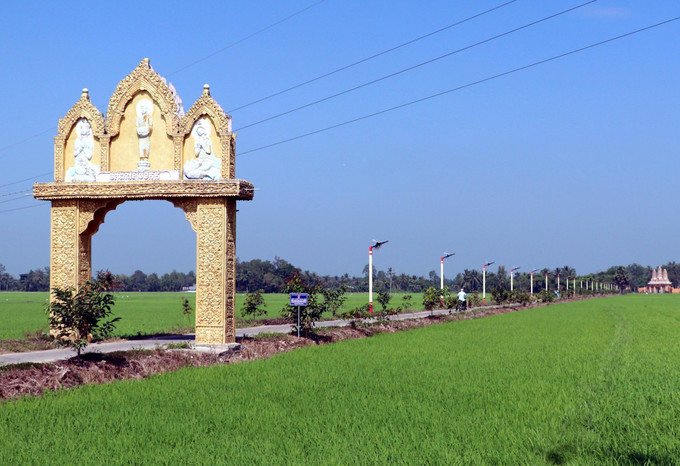 100% số xã trong huyện đạt tiêu chí giao thông, tạo điều kiện thuận lợi cho đồng bào đi lại và vận chuyển hàng hóa. Ảnh: Trung Hiếu Phong trào xây dựng nông thôn mới ở Mỹ Xuyên ảnh 4