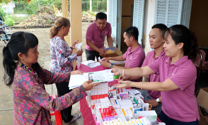 Khám, tư vấn và cấp thuốc miễn phí cho chị em phụ nữ sinh sống trên địa bàn huyện tại Trạm y tế xã Gia Hòa 1. Ảnh: Trung Hiếu Phong trào xây dựng nông thôn mới ở Mỹ Xuyên ảnh 7
