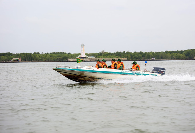 Bộ đội Biên phòng tuần tra kiểm soát, phòng chống khai thác IUU vùng cửa biển Cà Mau. Ảnh: Hồng Đạt – TTXVN Vững vàng nơi tiền đồn Tây Nam Tổ quốc (Bài 3) ảnh 3