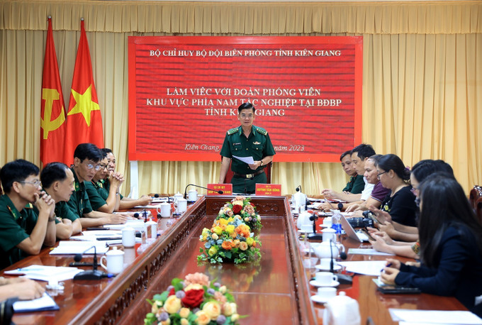 Đại tá Huỳnh Văn Đông, Chính ủy Bộ đội Biên phòng tỉnh Kiên Giang phát biểu trong buổi làm việc với Đoàn phóng viên. Ảnh: Hồng Đạt - TTXVN Vững vàng nơi tiền đồn Tây Nam Tổ quốc (Bài cuối) ảnh 4