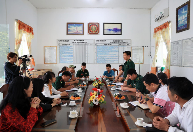 Đoàn phóng viên làm việc tại Đồn Biên phòng Sông Đốc, huyện Trần Văn Thời (Cà Mau). Ảnh: Hồng Đạt – TTXVN Vững vàng nơi tiền đồn Tây Nam Tổ quốc (Bài cuối) ảnh 3