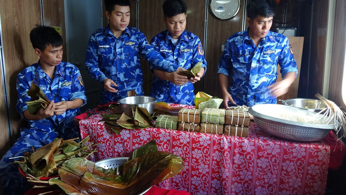 Cán bộ, chiến sĩ Tàu CSB 4035, Bộ Tư lệnh Vùng Cảnh sát biển 4 tổ chức gói bánh chưng trên biển.Ảnh: TTXVN phát Vững vàng nơi tiền đồn Tây Nam Tổ quốc (Bài cuối) ảnh 1
