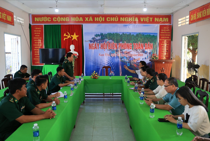 Đoàn phóng viên làm việc tại Đồn Biên phòng Tây Yên, huyện An Biên (Kiên Giang). Ảnh: Hồng Đạt – TTXVN Vững vàng nơi tiền đồn Tây Nam Tổ quốc (Bài cuối) ảnh 2