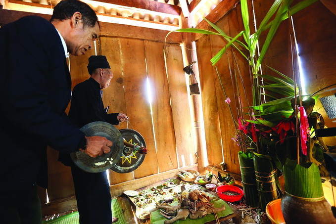 Nghi thức gõ chiêng mời tổ tiên, ông bà về tham dự lễ hội cùng con cháu. Ảnh: Phan Tuấn Anh Lễ hội Pang Phóong ở Điện Biên ảnh 2