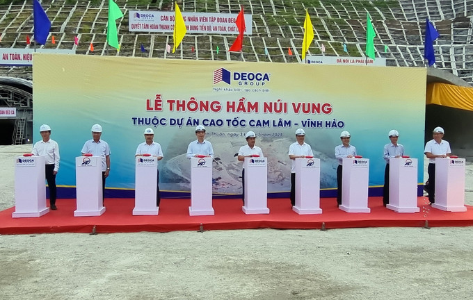 Các đại biểu thưc hiện nghi thức bấm thông hầm Núi Vung. Ảnh: Công Thử - TTXVN Thông hầm Núi Vung thuộc dự án cao tốc Cam Lâm – Vĩnh Hảo ảnh 1