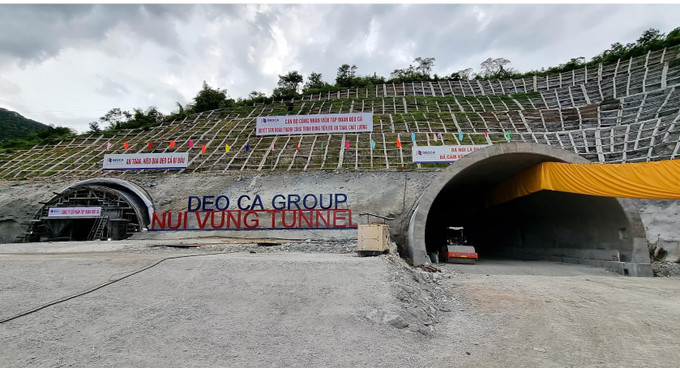 Quang cảnh hầm Núi Vung thuộc dự án cao tốc Cam Lâm – Vĩnh Hảo. Ảnh: Công Thử - TTXVN Thông hầm Núi Vung thuộc dự án cao tốc Cam Lâm – Vĩnh Hảo ảnh 4