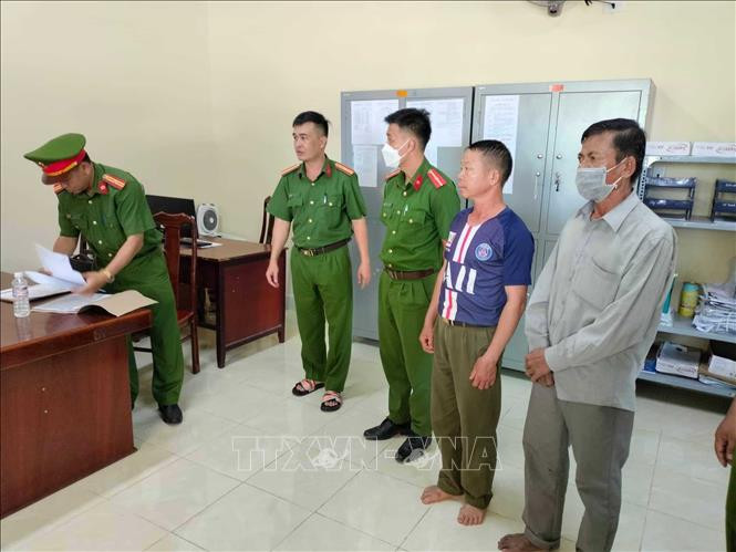 Các đối tượng phá rừng tại cơ quan Công an. Ảnh: TTXVN phát Vụ phá rừng quy mô lớn tại Đắk Lắk: Bắt tạm giam 28 đối tượng liên quan ảnh 3