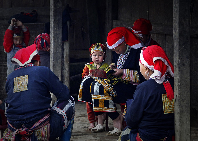 Chuẩn bị áo mới cho trẻ em người Dao đi học. Ảnh: Kim Sơn Chuẩn bị áo mới cho trẻ em người Dao ảnh 1