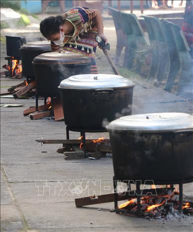 Các em học sinh Trường Phổ thông dân tộc nội trú THCS và THPT Vân Canh được học gói và nấu bánh chưng, bánh tét. Ảnh: Phạm Kha – TTXVN Tết Nhâm Dần 2022: Chương trình “Tết ấm cho em - Lễ hội gói bánh chưng” ảnh 5