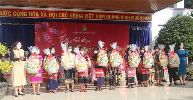 Các em học sinh huyện Vân Canh được nhận quà Tết. Ảnh: Phạm Kha – TTXVN Tết Nhâm Dần 2022: Chương trình “Tết ấm cho em - Lễ hội gói bánh chưng” ảnh 2