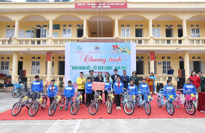 Bộ Chỉ huy Bộ đội Biên phòng tỉnh Lạng Sơn và Cụm 1 các doanh nghiệp Trung ương tại tỉnh Lạng Sơn tặng xe đạp cho học sinh có hoàn cảnh khó khăn xã biên giới Tân Minh. Ảnh: Anh Tuấn – TTXVN Tặng quà Tết cho học sinh và các gia đình khó khăn tại Lạng Sơn ảnh 1