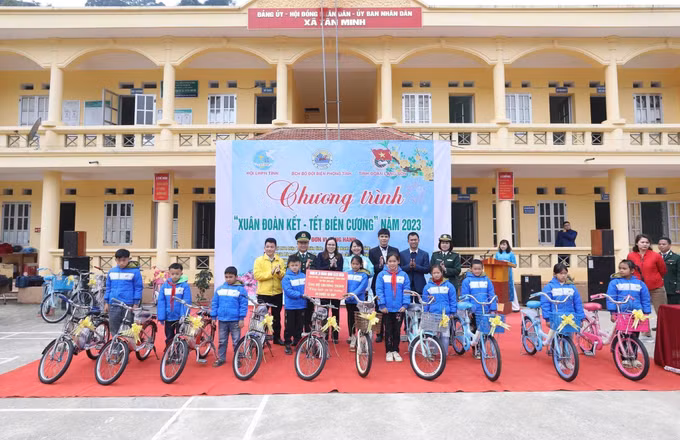 Tặng quà Tết cho học sinh và các gia đình khó khăn tại Lạng Sơn ảnh 1
