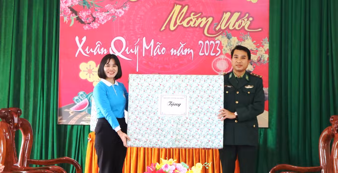 Quảng Bình: Xuân yêu thương đến với phụ nữ và học sinh khó khăn vùng biên giới ảnh 3