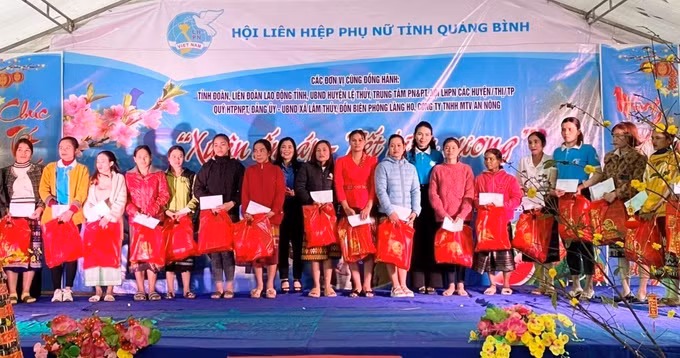 Quảng Bình: Xuân yêu thương đến với phụ nữ và học sinh khó khăn vùng biên giới ảnh 5