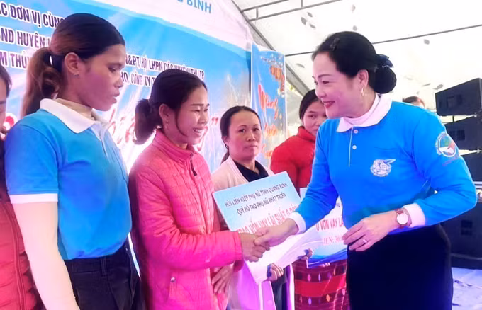 Quảng Bình: Xuân yêu thương đến với phụ nữ và học sinh khó khăn vùng biên giới ảnh 1