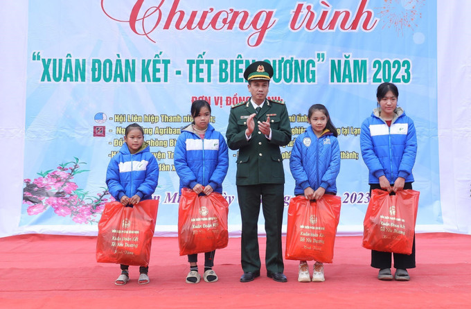 Đồn Biên phòng Bình Nghi trao tiền hỗ trợ và tặng quà tết cho các học sinh là con nuôi Đồn Biên phòng, nâng bước cho em tới trường ... tại Chương trình. Ảnh: Anh Tuấn – TTXVN Tặng quà Tết cho học sinh và các gia đình khó khăn tại Lạng Sơn ảnh 5