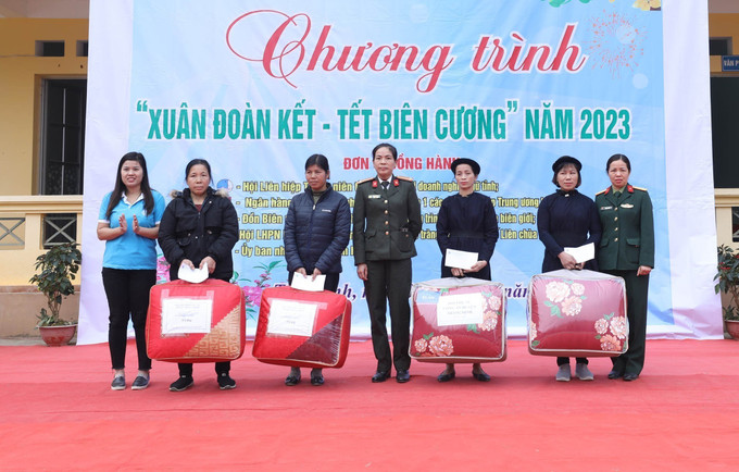 Đồn Biên phòng Bình Nghi tặng quà cho các hộ gia đình nghèo, có hoàn cảnh khó khăn xã biên giới Tân Minh tại Chương trình. Ảnh: Anh Tuấn – TTXVN Tặng quà Tết cho học sinh và các gia đình khó khăn tại Lạng Sơn ảnh 6