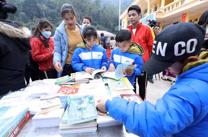 Tặng quà Tết cho học sinh và các gia đình khó khăn tại Lạng Sơn ảnh 2
