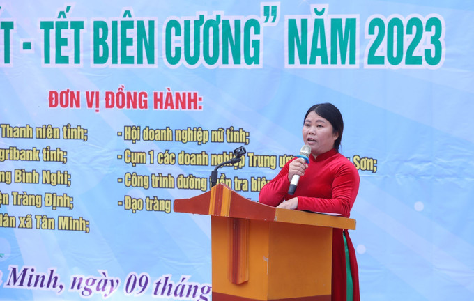 Bí thư Đảng ủy, Chủ tịch UBND xã Tân Minh Đinh Thị Oanh phát biểu tại Chương trình. Ảnh: Anh Tuấn – TTXVN Tặng quà Tết cho học sinh và các gia đình khó khăn tại Lạng Sơn ảnh 4