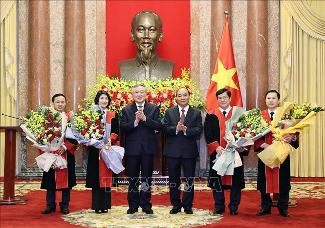 Chủ tịch nước Nguyễn Xuân Phúc và Chánh án Toà án nhân dân tối cao Nguyễn Hoà Bình chụp ảnh chung với 4 Thẩm phán Tòa án nhân dân tối cao. Ảnh: Thống Nhất – TTXVN Chủ tịch nước Nguyễn Xuân Phúc trao Quyết định bổ nhiệm Thẩm phán Tòa án nhân dân tối cao ảnh 3