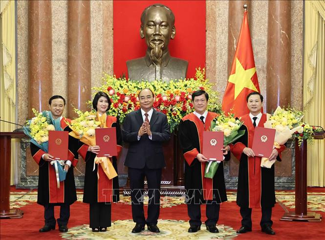 Chủ tịch nước Nguyễn Xuân Phúc trao quyết định và tặng hoa chúc mừng 4 Thẩm phán Tòa án nhân dân tối cao. Ảnh: Thống Nhất – TTXVN Chủ tịch nước Nguyễn Xuân Phúc trao Quyết định bổ nhiệm Thẩm phán Tòa án nhân dân tối cao ảnh 1
