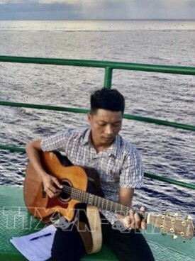 Nhạc sỹ Xuân Ngọc trong một chuyến ra thăm hải đảo. Ảnh: TTXVN phát Cảm xúc tháng Năm với ca khúc Về thăm quê Bác ảnh 1