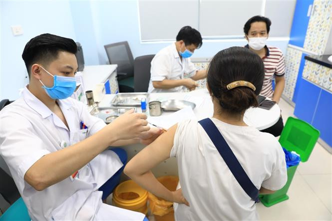 Bác sĩ bệnh viện Bạch Mai tiêm vaccine cho đội ngũ phóng viên. Ảnh: Thành Đạt - TTXVN Hà Nội triển khai kế hoạch tiêm vaccine phòng COVID-19 cho người dân giai đoạn 2021 - 2022 ảnh 1