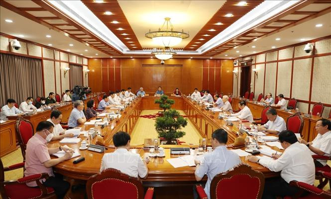 Toàn cảnh cuộc họp Bộ Chính trị để cho ý kiến về tình hình phòng, chống dịch COVID-19. Ảnh: Trí Dũng - TTXVN Kết luận của Bộ Chính trị về một số nhiệm vụ trọng tâm tăng cường công tác phòng, chống dịch COVID-19 và phát triển kinh tế - xã hội ảnh 1