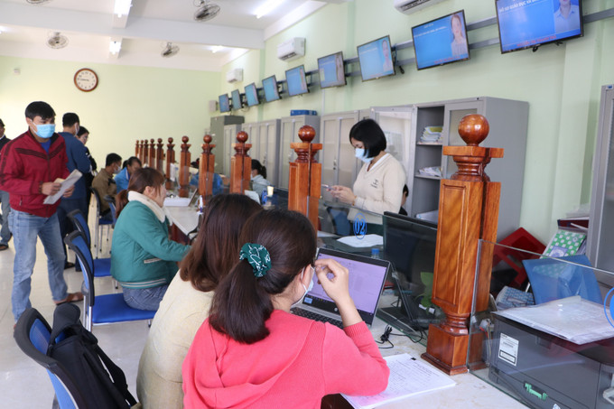 Người dân đến làm các thủ tục tại Trung tâm hành chính công thành phố Quảng Ngãi. Ảnh: Đinh Hương – TTXVN Người dân đến làm các thủ tục tại Trung tâm hành chính công thành phố Quảng Ngãi. Ảnh: Đinh Hương – TTXVN