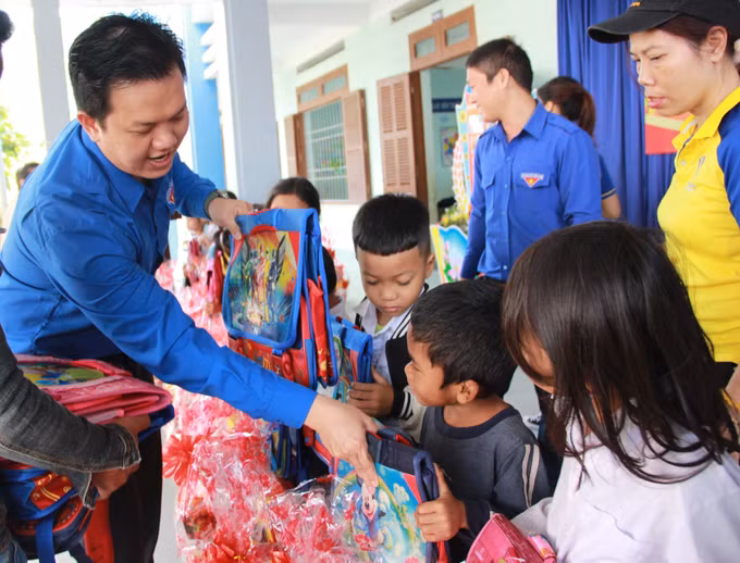 Chương trình "Cánh én mùa Xuân" mang Tết ấm áp đến vùng khó khăn ảnh 2