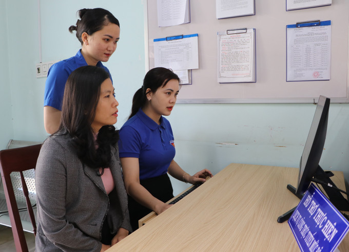 Đoàn thanh niên Tổ công nghệ số cộng đồng phường Chánh Lộ, thành phố Quảng Ngãi hướng dẫn người dân thực hiện các dịch vụ công trực tuyến. Ảnh: Đinh Hương – TTXVN Đoàn thanh niên Tổ công nghệ số cộng đồng phường Chánh Lộ, thành phố Quảng Ngãi hướng dẫn người dân thực hiện các dịch vụ công trực tuyến. Ảnh: Đinh Hương – TTXVN