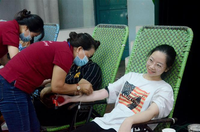 Các học sinh cũng nhiệt tình tham gia phong trào hiến máu tình nguyện. Ảnh: Quang Thái- TTXVN Hơn 1.000 người tham gia Ngày hội hiến máu “Giọt hồng Cao Nguyên” ảnh 2