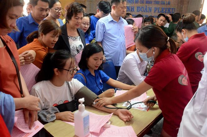 Người tham gia hiến máu tình nguyện được khám sàng lọc kỹ trước khi hiến máu. Ảnh: Quang Thái- TTXVN Hơn 1.000 người tham gia Ngày hội hiến máu “Giọt hồng Cao Nguyên” ảnh 3