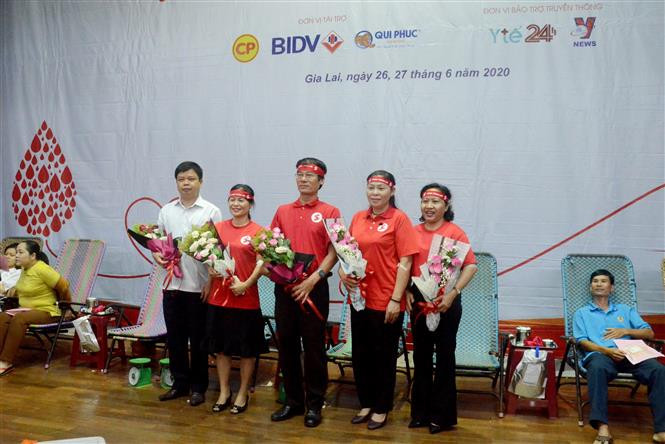 Đợt hiến máu tình nguyện tại tỉnh Gia Lai có sự tham gia của bà Huỳnh Nữ Thu Hà, Phó Chủ tịch UBND tỉnh Gia Lai (thứ 2 bên phải) và ông Nguyễn Hưu Quế, Chủ tịch Ủy ban nhân dân thành phố Pleiku (ngoài cùng bên trái) tham gia. Ảnh: Quang Thái- TTXVN Hơn 1.000 người tham gia Ngày hội hiến máu “Giọt hồng Cao Nguyên” ảnh 1