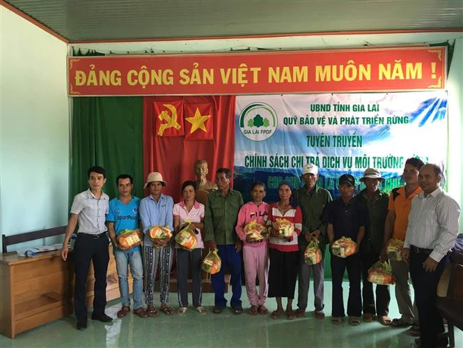 Quỹ Bảo vệ và Phát triển rừng tỉnh Gia Lai trao tặng quà cho bà con làng Chư Băh A, xã Chư Băh, thị xã Ayun Pa. Ảnh: Hồng Điệp - TTXVN Gia Lai phát động trồng rừng năm 2020 ảnh 1