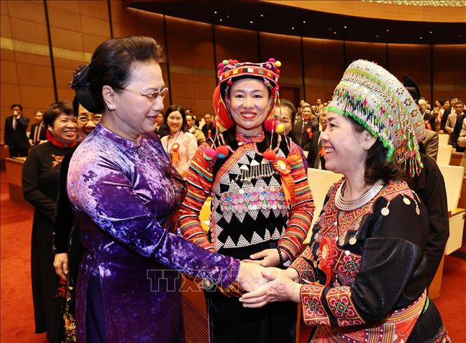 Chủ tịch Quốc hội Nguyễn Thị Kim Ngân với các đại biểu. Ảnh: Trọng Đức – TTXVN Chủ tịch Quốc hội Nguyễn Thị Kim Ngân gặp mặt Đoàn đại biểu dự Đại hội Biểu dương các mô hình học tập toàn quốc ảnh 4
